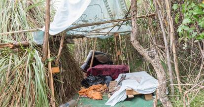Cabaña construida por el niño de 11 años que se escapó de su padre en Tudela (Navarra).