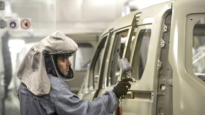 Un trabajador de la planta de pintura de Ford en Almussafes (Valencia) revisa una carrocería. 