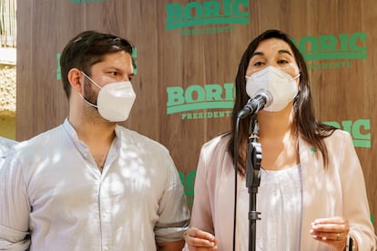 Izkia Siches habla junto a Gabriel Boric durante una conferencia de prensa para presentar su incursión al equipo antes de la segunda vuelta el 26 de noviembre de 2021 en Santiago, Chile.