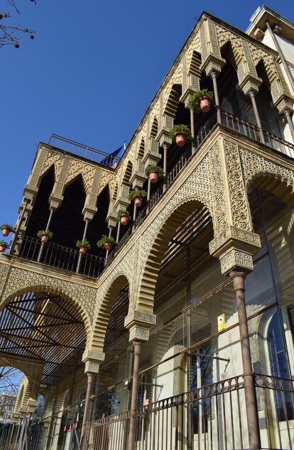 La Casa de les Altures, un edificio proyectado en 1890 por Enric Figueras Ribas para la Compañía General de Aguas de Barcelona. 