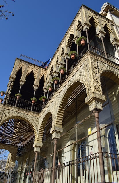 La Casa de les Altures, un edificio proyectado en 1890 por Enric Figueras Ribas para la Compañía General de Aguas de Barcelona. 