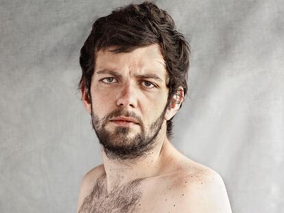 La escasez
Autorretrato de Óscar. El autor ha querido reflejar el problema de los cinco millones de parados y su escasez a través de retratos desnudos, "porque así viven los desempleados, sin nada, sin armas". Son 'Supervivientes'.