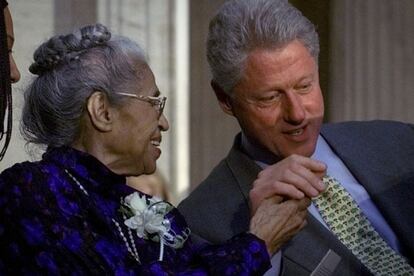 Parks recibió la Medalla de Honor por la Lucha Civil de EE UU en 1996, y fue descrita por el Senado como "un icono viviente de la lucha por la libertad". Bill Clinton reconció que "la batalla por la libertades raciales comenzó en el Sur, cuando una mujer de nombre Rosa Parks se sentó en un asiento de autobús y  no quiso levantarse".