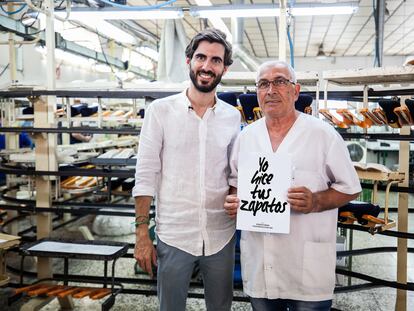 Comprometidos con la economía local, el fomento del trabajo y la mano de obra nacional, en la fabricación de sus zapatillas participan familias conocedoras de las antiguas usanzas del sector.