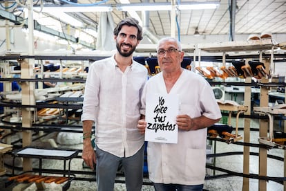 Pablo Mas, fundador de la compañía Yuccs (a la izquierda), junto a uno de los trabajadores más veteranos de la fábrica de Elche.