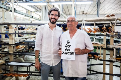 Comprometidos con la economía local, el fomento del trabajo y la mano de obra nacional, en la fabricación de sus zapatillas participan familias conocedoras de las antiguas usanzas del sector.