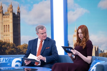 Hugh Bonneville y Karen Gillan, en el primer episodio de 'Douglas Is Cancelled'.