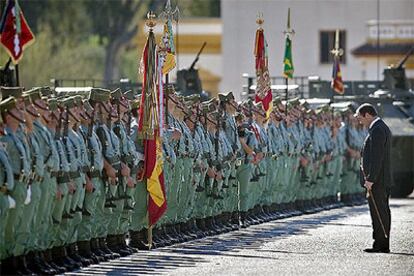 El ministro Bono saluda a la bandera en la base militar Álvarez de Sotomayor, durante la revista a las tropas.