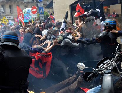 Enfrentamientos entre las fuerzas de seguridad y los manifestantes durante una protesta de trabajadores y estudiantes contra la reforma de ley de trabajo y empleo, en Burdeos.