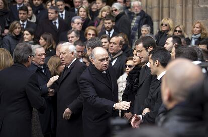 El ministro del Interior, Jorge Fernández Díaz (c) saluda a los hijos del fallecido a su salida de la barcelonesa Basílica de la Concepció tras el funeral por el editor José Manuel Lara Bosch.