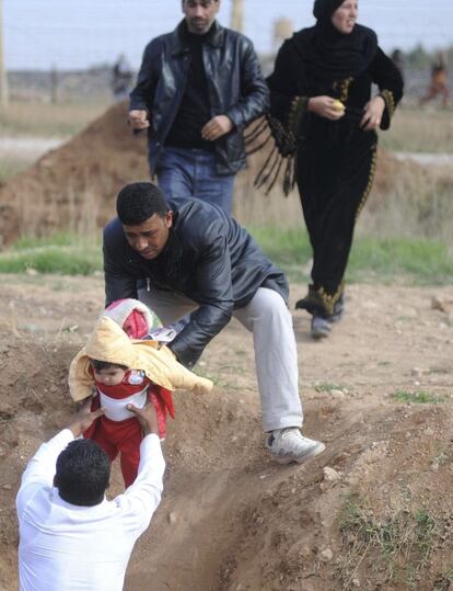 Sirios huyen tras un ataque del Ejército sirio cerca la ciudad fronteriza turca de Ceylanpinar, hoy, lunes 12 de noviembre de 2012.