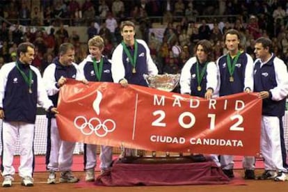 El equipo español, jugadores y capitanes, portan una pancarta de la candidatura de Madrid para los Juegos de 2012, tras la entrega de la ensaladera de plata.