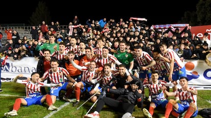 Los jugadores del Barbastro celebran la victoria por 2-0 ante el Espanyol este martes.