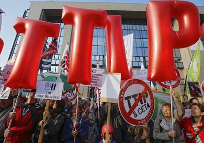 Manifestaci&oacute;n contra el TTIP a las puertas del Consejo Europeo, el pasado 13 de mayo. 