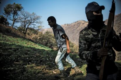 La policía comunitaria entiende el cultivo de amapola como algo cotidiano en las montañas del Estado, por ello no lo prohíben ni entran en conflicto con los campesinos.