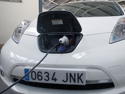 Un vehículo eléctrico en el proceso de recarga de su batería.