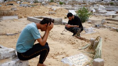 El tío de la bebé palestina que fue inicialmente salvada del vientre de su madre muerta llora sobre la tumba de la pequeña en Rafah.