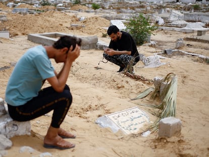 El tío de la bebé palestina que fue inicialmente salvada del vientre de su madre muerta llora sobre la tumba de la pequeña en Rafah.