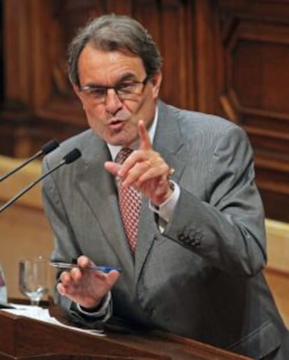 GRA283. BARCELONA, 26/09/2013.- El presidente de la Generalitat, Artur Mas, responde al l&iacute;der de ICV-EUiA, Joan Herrera, durante la segunda jornada del debate del Pol&iacute;tica General que se desarrolla en el Parlament, despu&eacute;s de que ayer, el presidente catal&aacute;n se reafirmara en celebrar una consulta soberanista en 2014. EFE/Toni Garriga