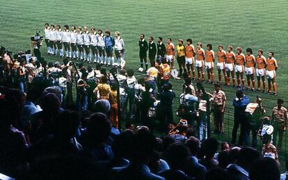 Los futbolistas alemanes y los austriacos posan antes del partido.