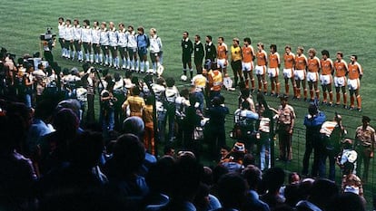 Los futbolistas alemanes y los austriacos posan antes del partido.