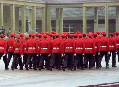 Agentes de la Ertzaintza desfilan en el patio de la Academia de Arkaute tras la graduación de una promoción.