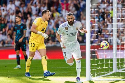 Karim Benzema después de marcar el primer gol de partido entre el Real Madrid y el Almería.