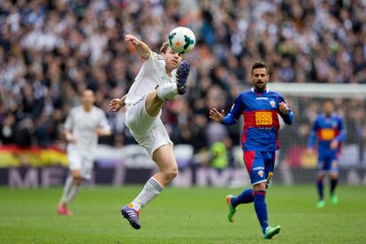 Illarramendi trata de controlar el balón ante Javi Márquez.