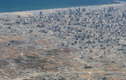 Vista aérea de la destrucción en Gaza, este lunes.