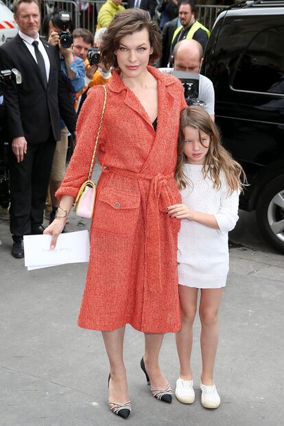 La actriz, cantante, y diseñadora Milla Jovovich y su hija Ever Gabo Anderson a su llegada al desfile de Chanel Haute Couture otoño-invierno en París.