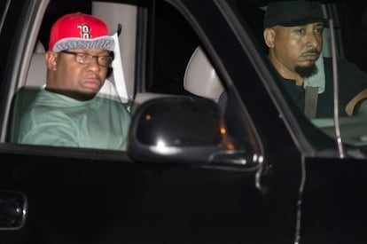 Bobby Brown, pai de Bobbi Kristina, sai do hospital depois de receber a notícia da morte de sua filha.