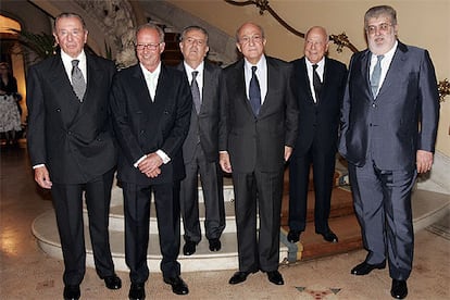 Los empresarios Leopoldo Rodés, Manuel Carreras, Javier de Godó, Plácido Arango, Jesús de Polanco y José Manuel Lara, de izquierda a derecha, durante el acto celebrado en el Círculo Ecuestre.