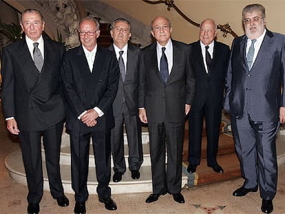 Los empresarios Leopoldo Rodés, Manuel Carreras, Javier de Godó, Plácido Arango, Jesús de Polanco y José Manuel Lara, de izquierda a derecha, durante el acto celebrado en el Círculo Ecuestre.