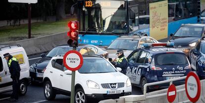 Control en la A-6 durante la restricción de acceso al centro de los vehículos impares en diciembre de 2016.