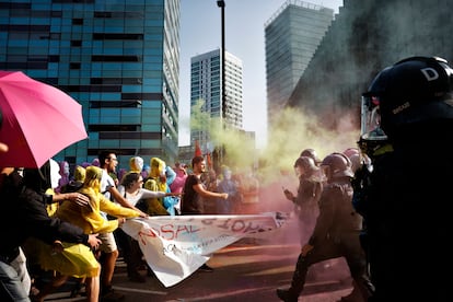 Protestas frente a la Fira de Barcelona el miércoles, en la primera jornada del foro inmobiliario The District.