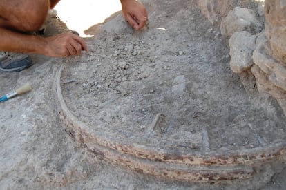 Rueda seccionada encontrada en La Bastida de les Alcusses, en una imagen cedida por el equipo arqueológico.