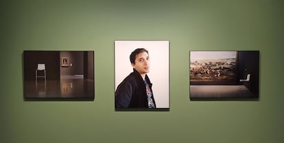 Abel, trabajador de sala del MNAC, entre dos obras de Fortuny.