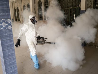 Desinfección de una mezquita en Dakar (Senegal) para frenar la expansión del coronavirus.
