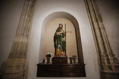 San Judas Tadeo, en la catedral de Alcalá de Henares, inmueble reconstruido ya que a comienzos de la Guerra Civil sufrió un incendio y perdió las cubiertas y las capillas de la nave que da a la plaza de los Santos Niños.