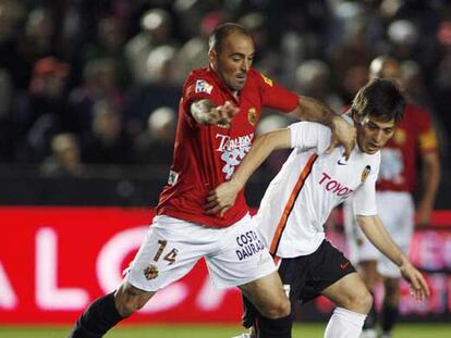 David García trata de cortar una internada de Silva.