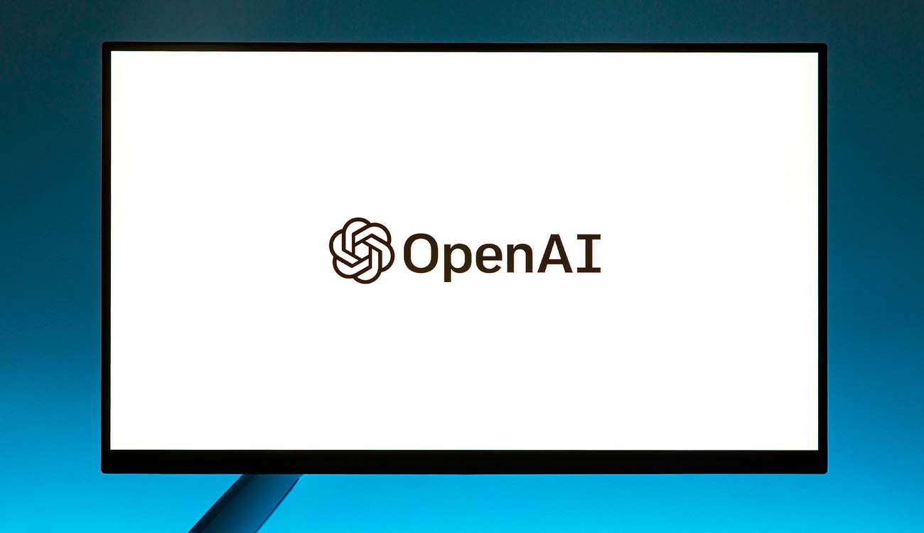 Logo de OpenAI en un televisor