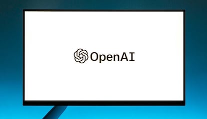 Logotipo de OpenAI en un televisor