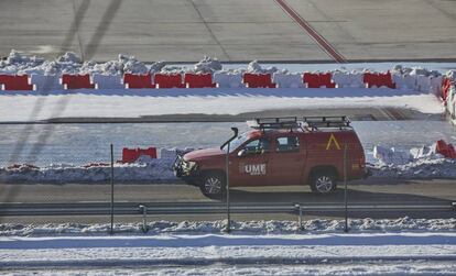 Un camión de la Unidad Militar de Emergencias (UME) trabaja para retirar la nieve y el hielo de la pista del aeropuerto Madrid-Barajas .