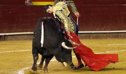 Morante de la Puebla, en un momento de su faena al sexto de la tarde.