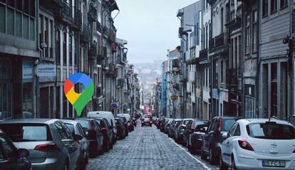 Coches aparcados en una gran ciudad.