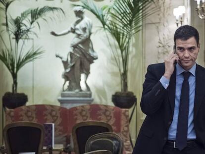 El presidente del Gobierno, Pedro Sánchez, hablando por el móvil.