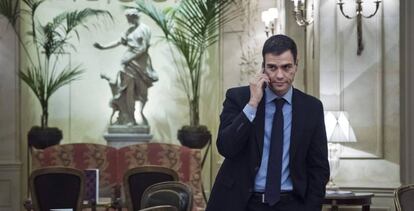 El presidente del Gobierno, Pedro Sánchez, hablando por el móvil.