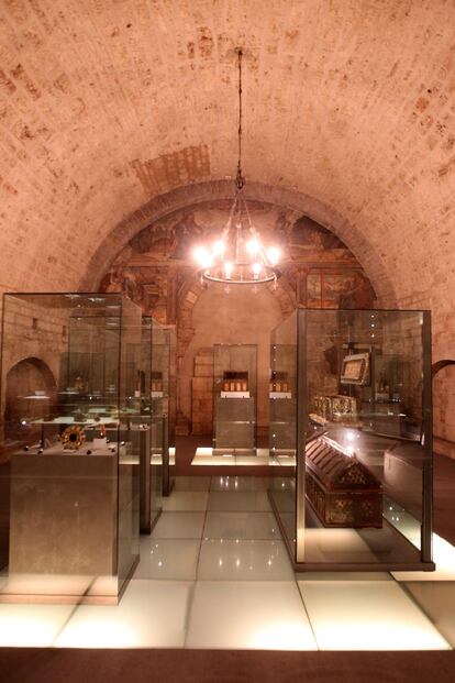 Aspecto de la sala del Tesoro en el Museo de San Isidoro, cuyas piezas serán reordenadas y dispuestas para ser contempladas de forma más cómoda y con más información.