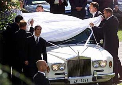 El coche de la novia llega a la abadía de Ballintubber.