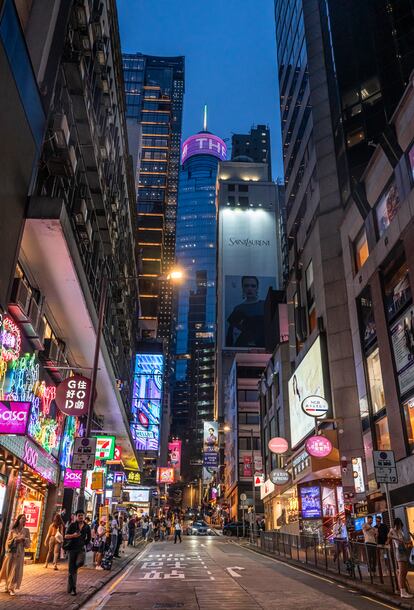 D'Aguilar Street, situada en la zona de Central, es junto con Lan Kwai Fong epicentro de la vida nocturna de Hong Kong.